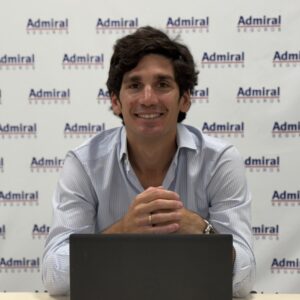 Ignacio Chumillas en la oficina de Admiral, con el ordenador y sobre fondo corporativo